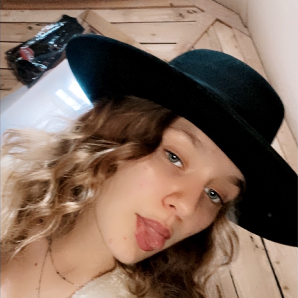 Meet your Posher, Shelly